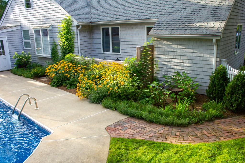 Custom Cedar Accents & Garden Design for a Refined Outdoor&nbsp;Space